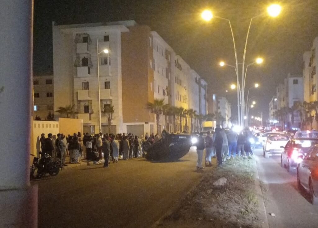 أكادير : انقلاب سيارة خفيفة بسبب السياقة الاستعراضية وتهور الشباب