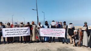 سيدي إفني: ساكنة إحدى الجماعات تلتئم في وقفة أمام عمالة الإقليم، وتطالب بفك العزلة عنها 5 WhatsApp Image 2025 04 08 at 10.15.01