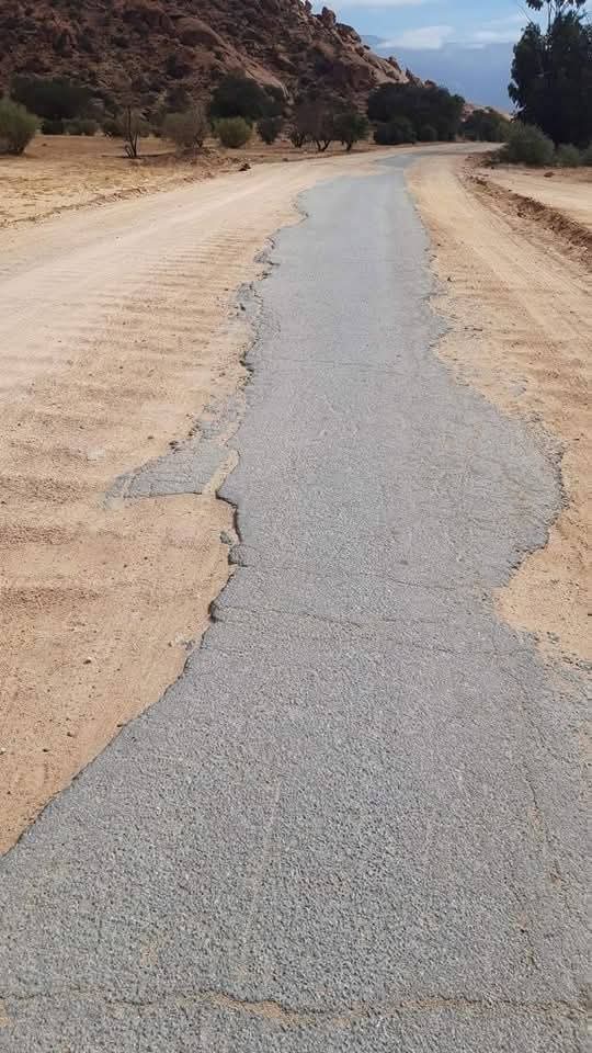 تزنيت: الطريق إلى تفراوت تنغص على المواطنين فرحة مهرجان "اللوز" 2 WhatsApp Image 2025 04 14 at 10.24.47 1