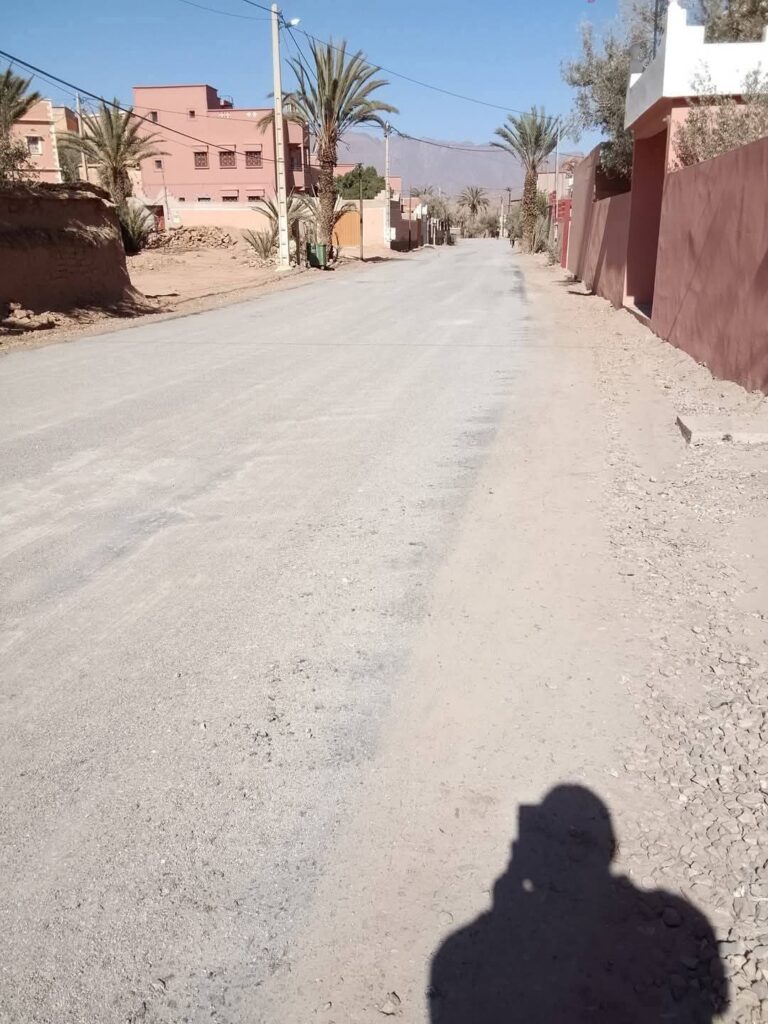 تزنيت: الطريق إلى تفراوت تنغص على المواطنين فرحة مهرجان "اللوز" 5 WhatsApp Image 2025 04 14 at 10.24.49 1 1