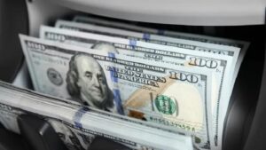 تراجع الدولار لأدنى مستوى في 3 سنوات بسبب خطط ترامب لإصلاح الاحتياطي الفيدرالي 7 dolar