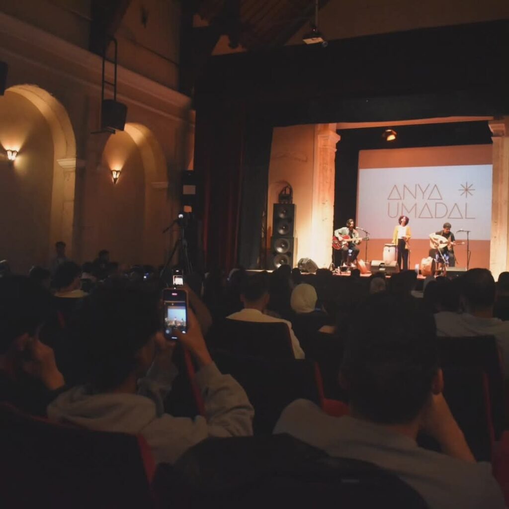 “أنيا أوماضال”… عندما يعانق التراث الفني موسيقى العالم