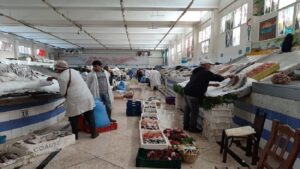 شروط الاستفادة من محلات "باب الميناء" تغضب مهنيي سوق السمك بأكادير 8 Le nouveau marche aux poissons a lentree du port dAgadir