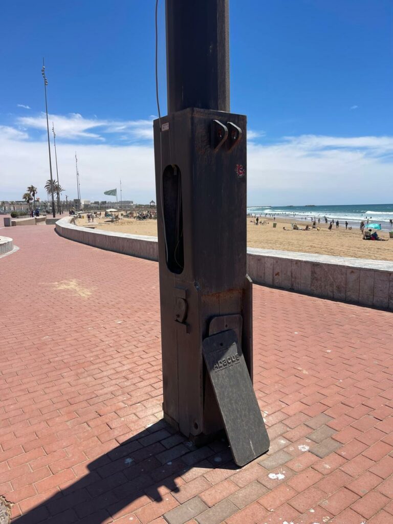 "خيوط الموت" تتربص بزوار كورنيش أكادير: تحذير من كارثة وشيكة (+صور) 2 WhatsApp Image 2025 05 10 at 20.12.13