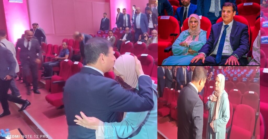 قبلة عامل إقليم تارودانت على رأس الفنانة سعاد صابر ثثير الإعجاب