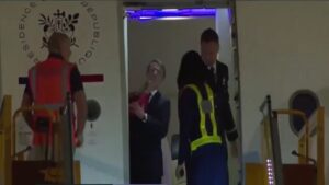لقطة غريبة بين ماكرون وزوجته تثير ضجة بعد نزولهما من الطائرة في فيتنام.. هل صفعته؟ (+ فيديو) 2 makron