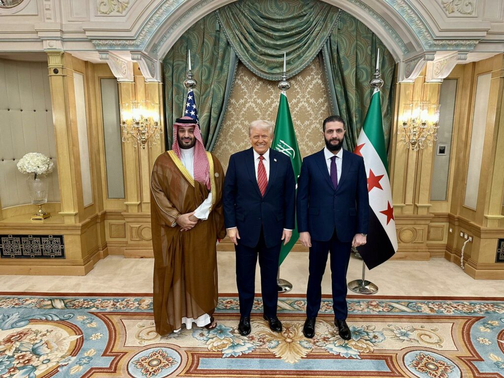 الرئيس السوري أحمد الشرع يصافح ترامب في الرياض على هامش القمة الخليجية الأمريكية 2 trump charaa1