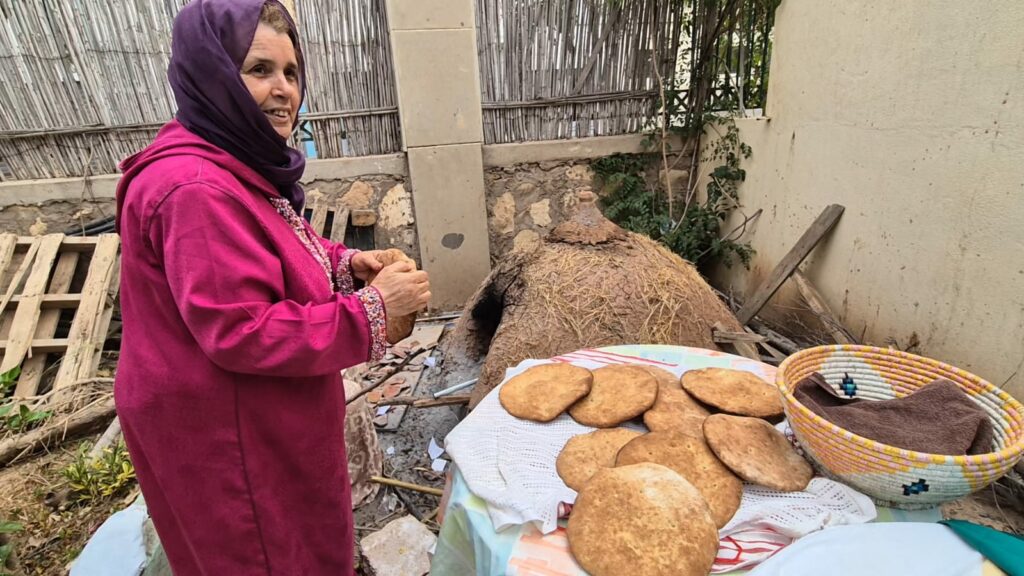 خبز "تفارنوت" وكروشي نساء أكادير… حين تصنع الجدّات معجزات الإبداع في صمت (+ فيديو و صور) 29 Association Amal pour les retraites et les personnes agees dAgadir prefecture dIda Outanane 1