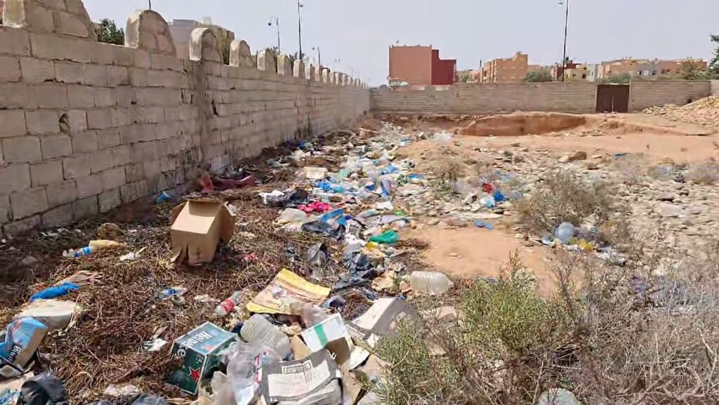تيزنيت: مطارح عشوائية تخنق الأحياء رغم جهود عمال النظافة