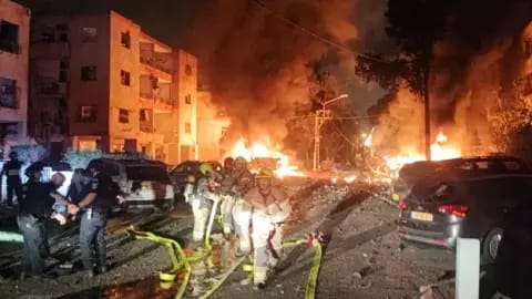 هجوم إيراني واسع: صواريخ وطائرات مسيّرة تستهدف تل أبيب وحيفا.. هل بدأت “الحرب الطويلة”؟