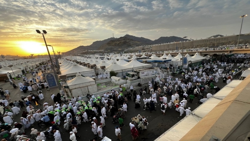 حجاج بيت الله الحرام يرمون الجمرات في أول أيام التشريق وسط تنظيم سعودي محكم