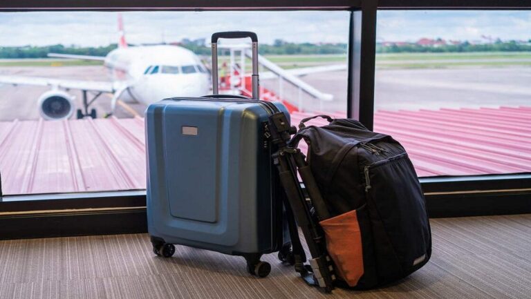 الغلاء يحاصر حلم العودة: الجالية المغربية تندد بأسعار السفر الخيالية، وشركة “بالياريا” في قفص الاتهام