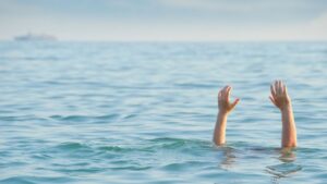 تدخل بطولي ينهي حياة أب ويبقي ابنته على قيد الحياة 1 noye dans la mer