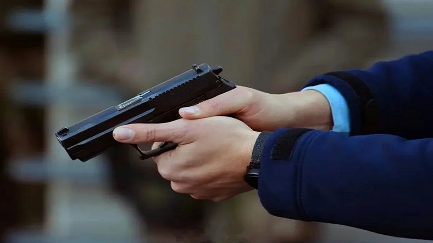 أطلق النار لإيقاف لص خطير.. الأمن يشل حركة مبحوث عنه هدد المواطنين بسلاح أبيض في فاس