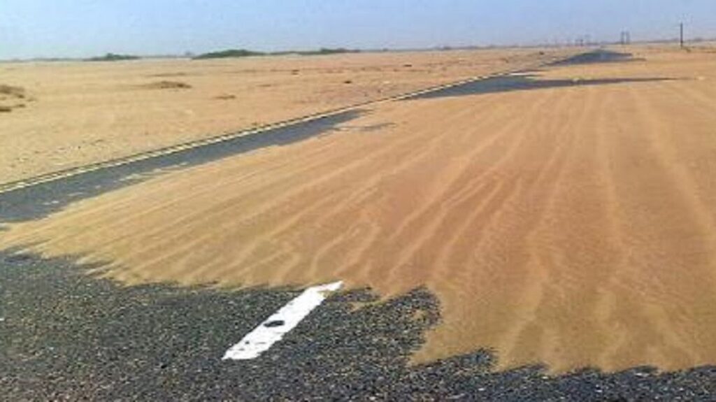 حملة تطوعية لإزالة الرمال تثير الجدل في أحد دواوير إقليم تيزنيت