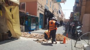 تجار زنقة الحمام بتزنيت يحتجون على أشغال مفاجئة أربكت الحركة التجارية