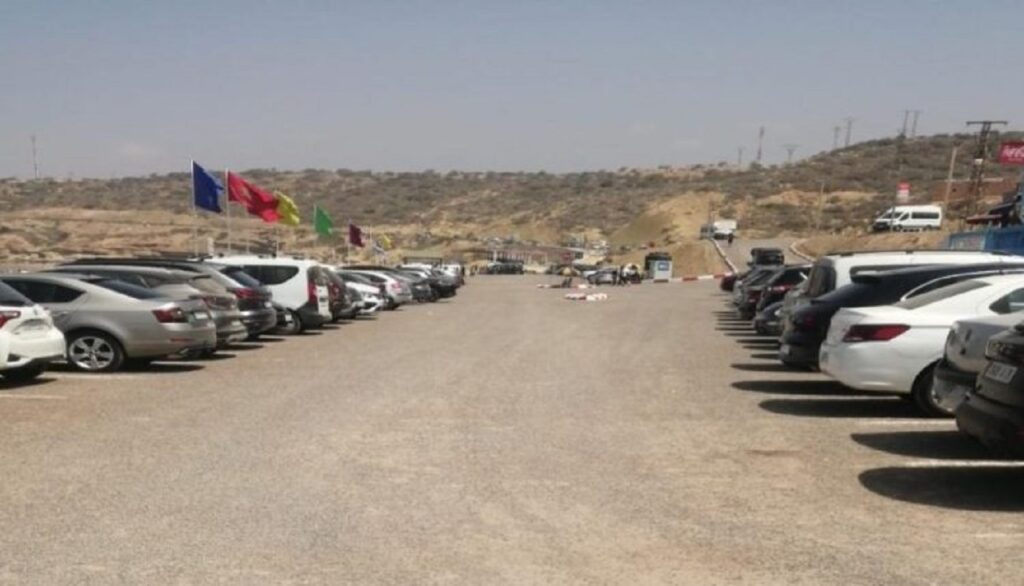 غضب شعبي بسبب فرض إتاوة 15 درهم لركن السيارات في منطقة خلاء شمال أكادير