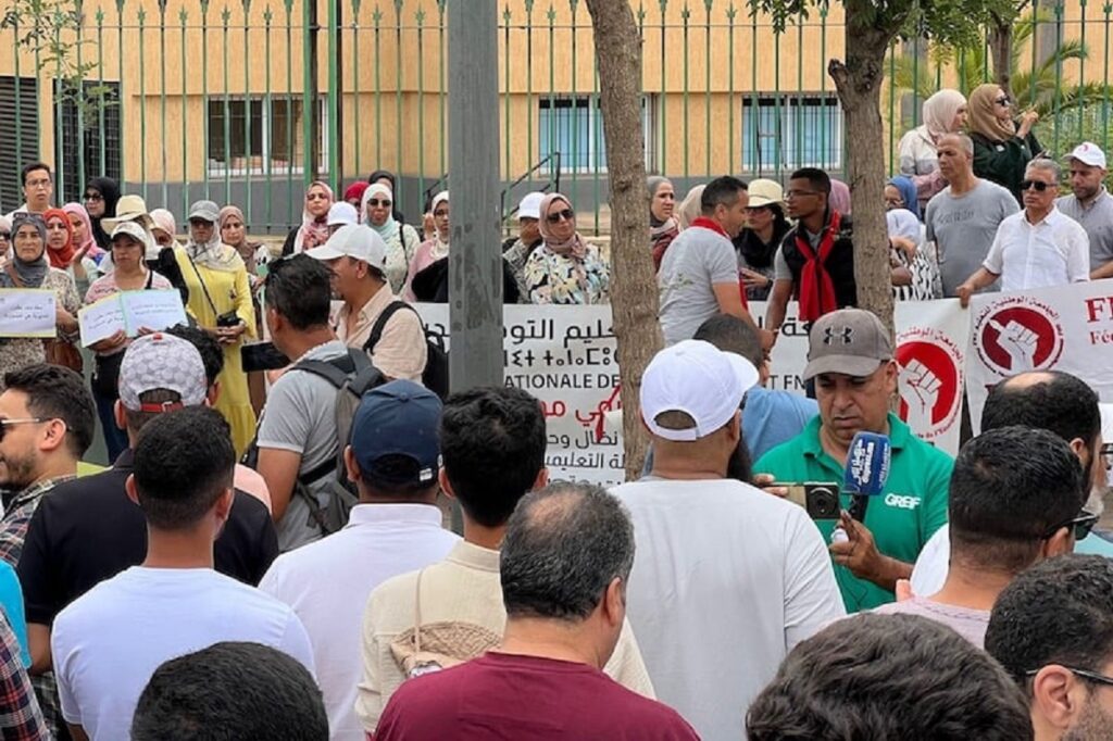 زملاء الأستاذ “معاذ” يحتشدون في الشارع، ووالدته تنفي تهمة “المرض النفسي”