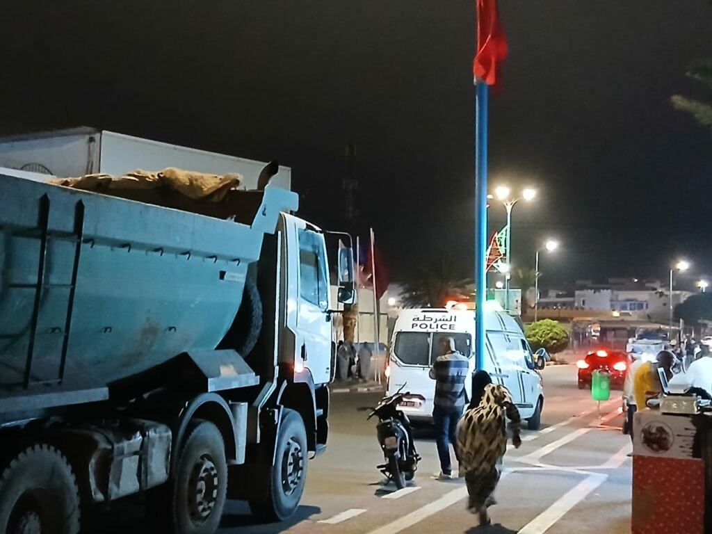 سائق شاحنة ضخمة في حالة سكر يحاول اختراق ساحة المعرض بسيدي إفني، والسلطات تتدخل