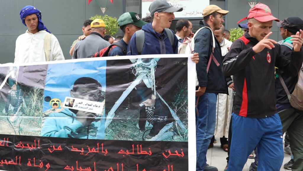 من أمام رئاسة النيابة العامة.. عائلة الطفل محمد تطالب بالعدالة والكشف عن ملابسات وفاة ابنها