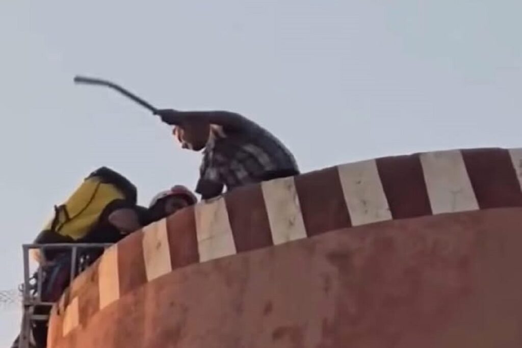 اعتداء شنيع على عنصر من الوقاية المدنية ببني ملال أثناء محاولة إنقاذ شخص معتصم فوق صهريج مائي