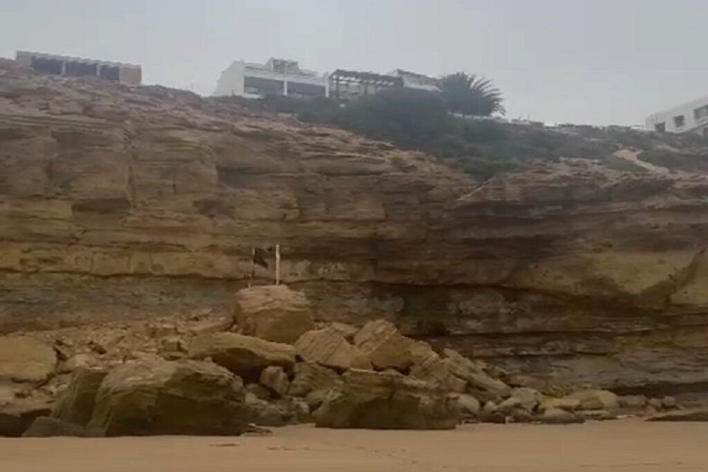 أكادير : مآوي سياحية  بإمسوان تهدد بانهيارات صخرية فوق رؤوس المصطافين بشاطئ “اغزديس” (+ فيديو)