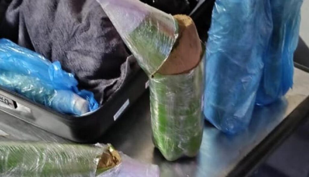 تفتيش حقائب مسافرين أجانب بمطار طنجة يسفر عن حجز كيلوغرامات من المخدرات