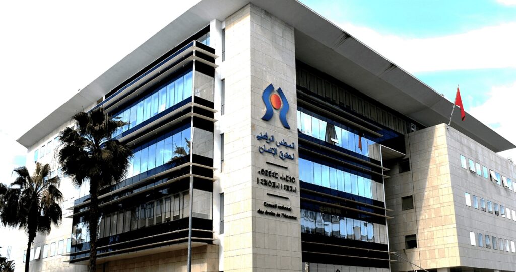 هل أصبح بث مقاطع الفيديو الصادمة في المغرب تطبيعًا مع العنف؟ المجلس الوطني لحقوق الإنسان يدق ناقوس الخطر