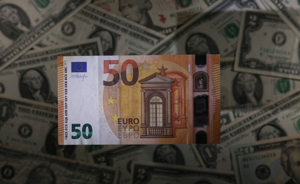 تراجع الأورو مقابل الدولار بعد اتفاق التجارة الأمريكي الأوروبي