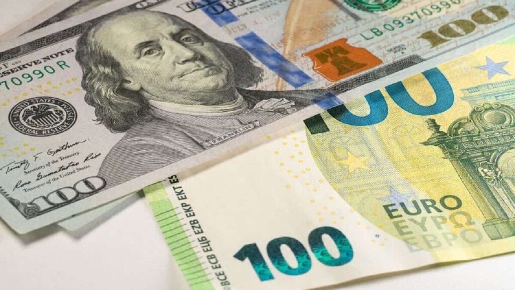 الدولار الأمريكي يحقق مكاسب طفيفة والأورو يتراجع لأدنى مستوياته منذ ثلاثة أسابيع