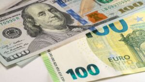 الدولار الأمريكي يحقق مكاسب طفيفة والأورو يتراجع لأدنى مستوياته منذ ثلاثة أسابيع 4 dollar euro