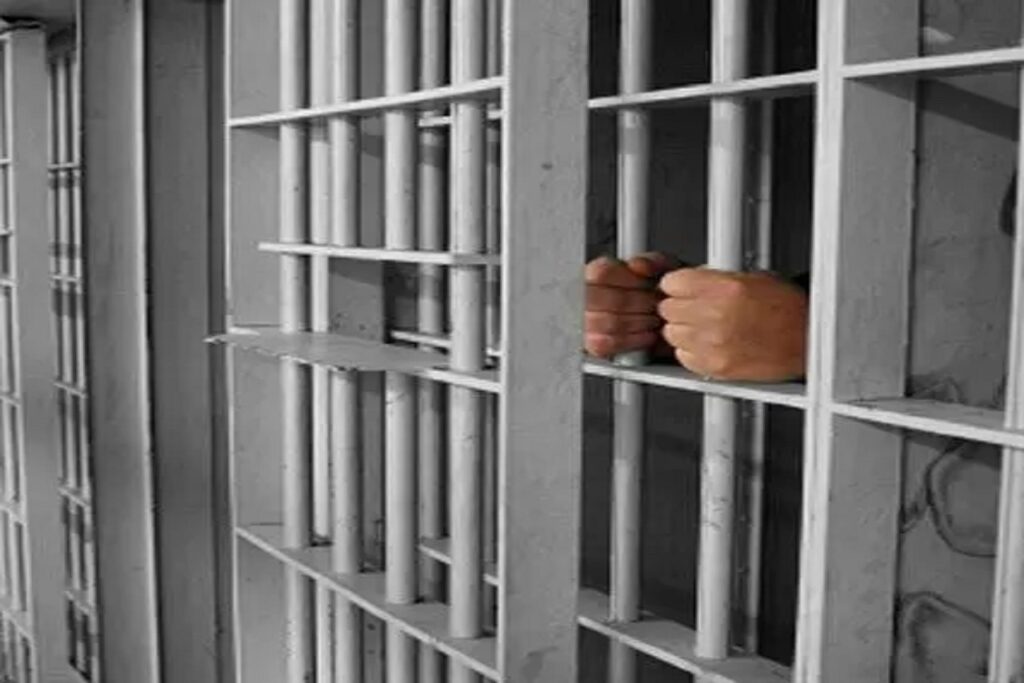 سرقة من داخل المحكمة تنتهي بالزج وراء القضبان
