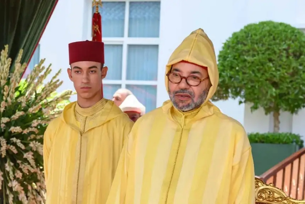 الملك محمد السادس يترأس حفل أداء القسم للضباط الجدد ويمنح اسم “أحمد المنصور الذهبي” للفوج الجديد