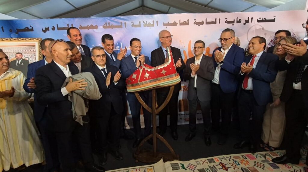 مهرجان تيميزار يفاجئ جمهوره ببلغة تقليدية مرصعة بـ2.3 كيلوغرام من الفضة والأحجار الكريمة