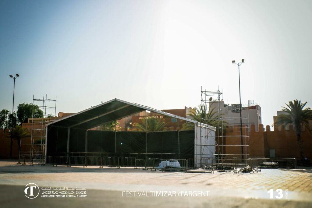 تزنيت تلبس حُلة المهرجان.. تثبيت منصة السهرات بساحة الاستقبال