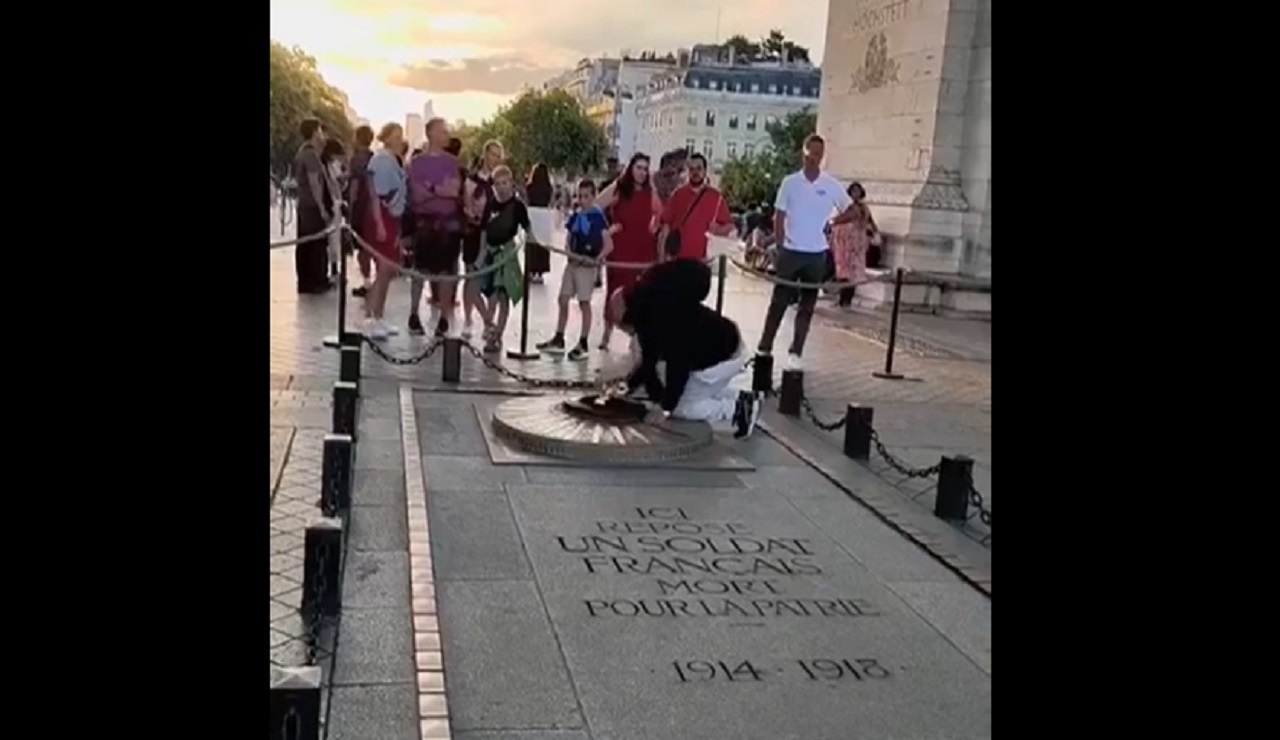 “سجارة مهينة”: ترحيل مهاجر مغربي بعد تدنيس شعلة الجندي المجهول