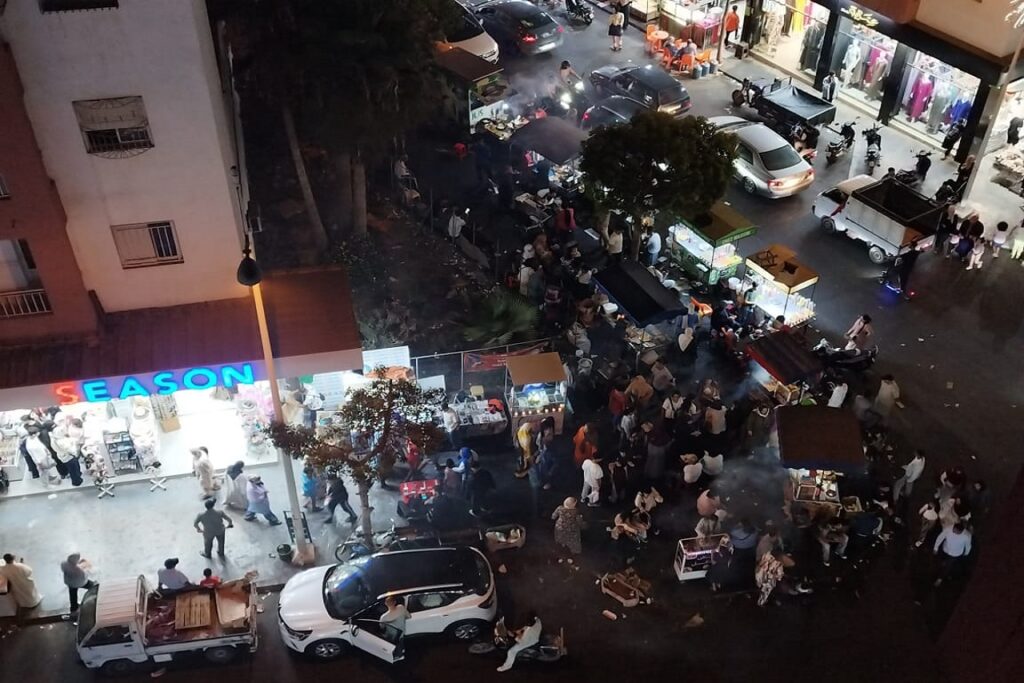 فوضى الباعة المتجولين والمتشردين تُربك سكان أكادير: نداءات متكررة تحتاج إلى استجابة حقيقية