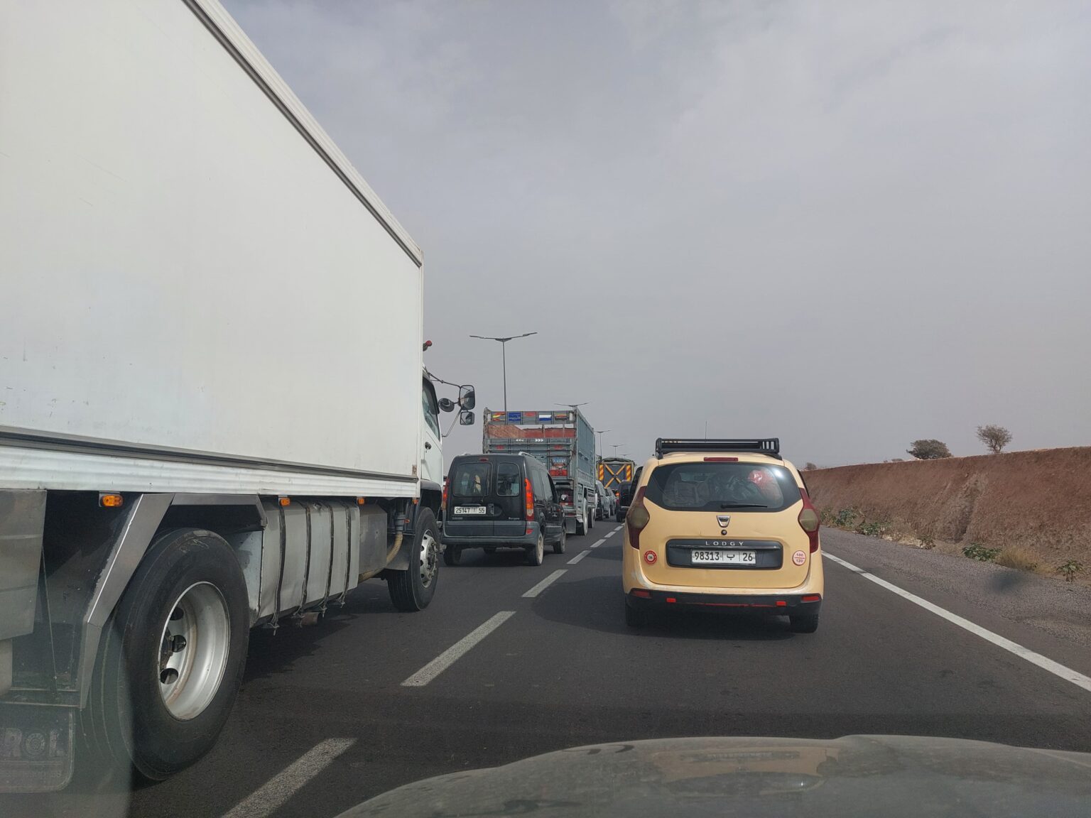 أكادير : اختناق الطريق الوطنية المؤدية إلى مراكش: سائقون يطالبون بالتدخل العاجل