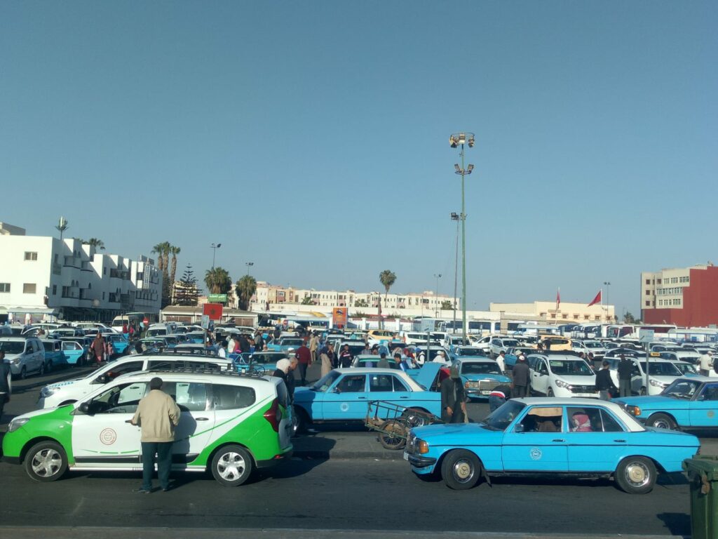 سائقو سيارات الأجرة بإنزكان يحتجون على فوضى المحطة، ويدعون إلى تدخل عاجل من السلطات