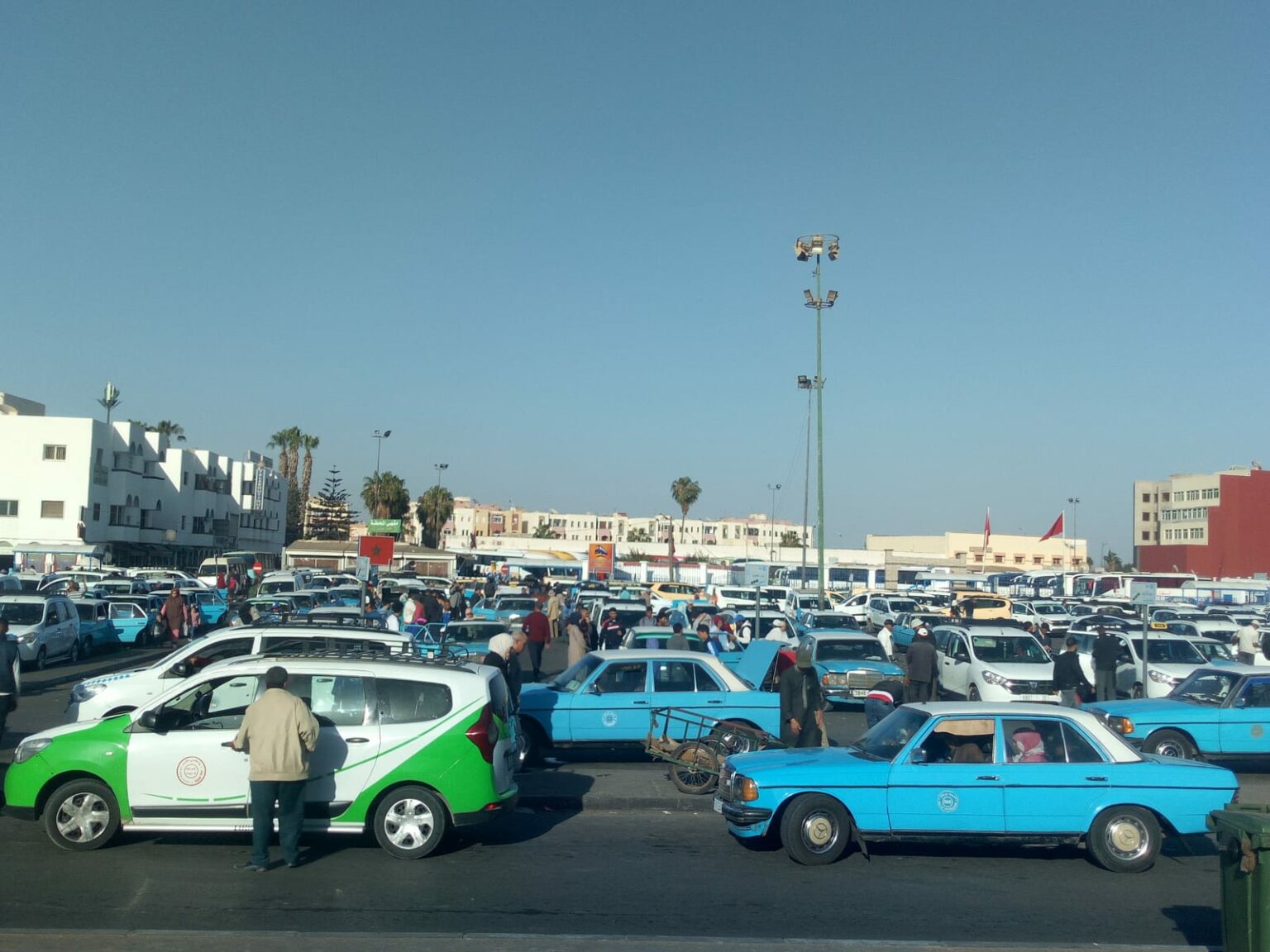 سائقو سيارات الأجرة بإنزكان يحتجون على فوضى المحطة، ويدعون إلى تدخل عاجل من السلطات