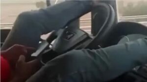 سائق شاحنة متهور يقود بقدميه.. فيديو يثير الغضب والسلطات تتحرك