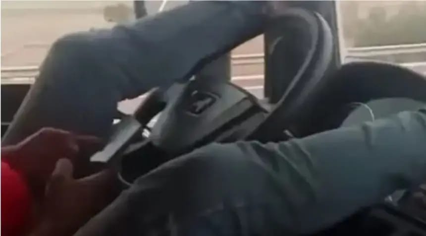 سائق شاحنة متهور يقود بقدميه.. فيديو يثير الغضب والسلطات تتحرك