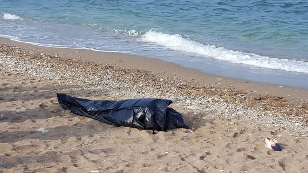 أمواج البحر تلفظ جثتي شابين وسط صدمة المصطافين