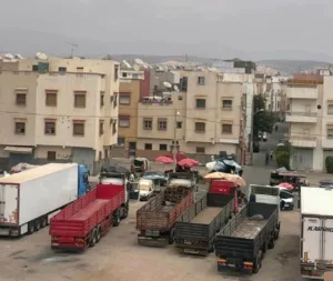 أكادير: تحويل ساحة إلى موقف للشاحنات يثير مشاعر الغضب والاستياء في نفوس سكان حي الهدى