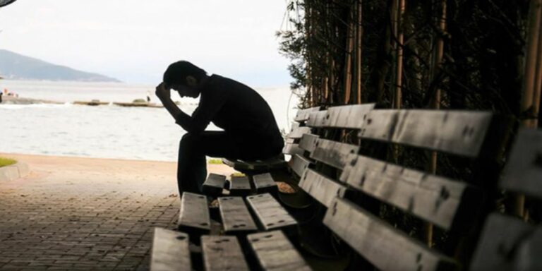 شباب المغرب: أزمة صامتة تهدد الصحة النفسية والإدمان