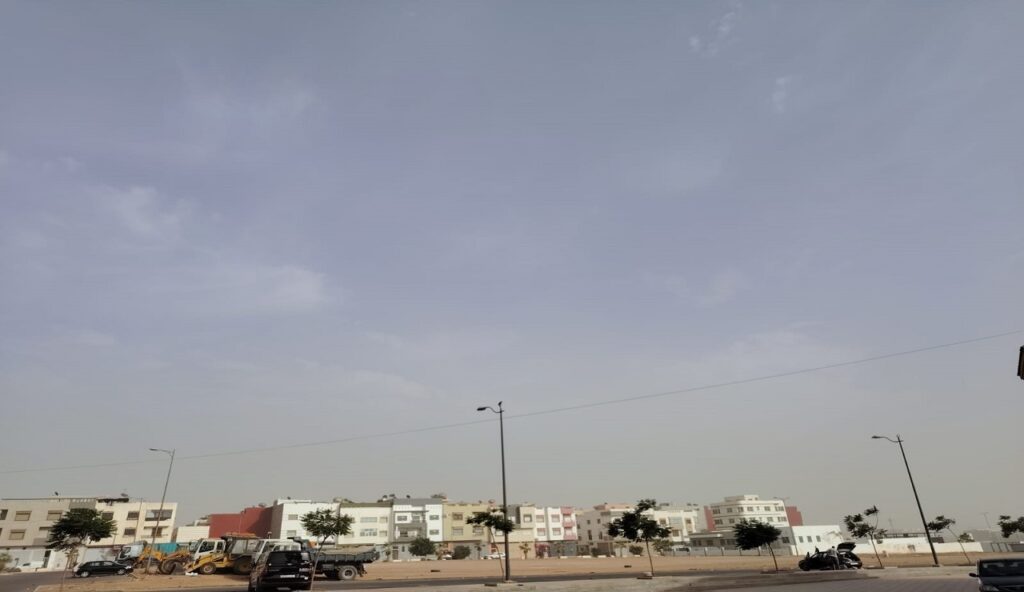 أكادير في قبضة “رياح الشركي”: عاصفة رملية وحرارة قياسية تضرب المدينة