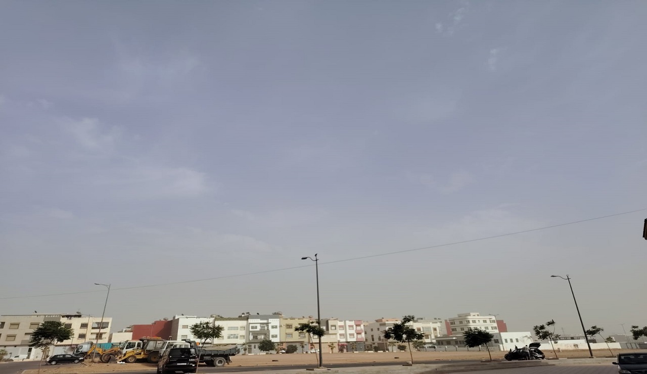 أكادير في قبضة “رياح الشركي”: عاصفة رملية وحرارة قياسية تضرب المدينة