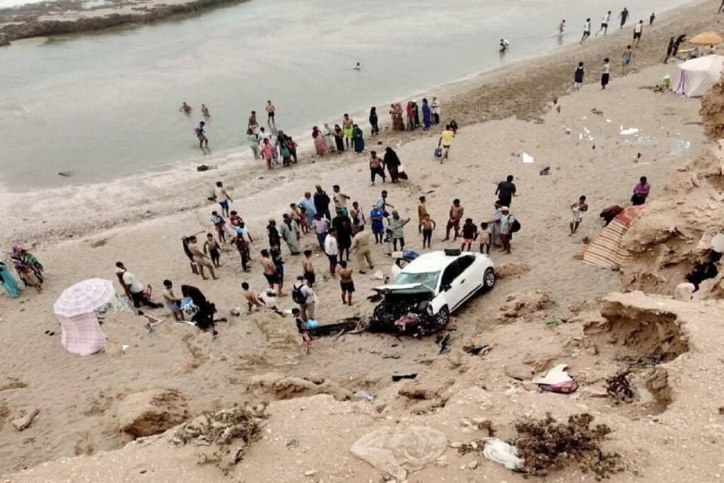 سيارة ترعب المصطافين بشاطئ تفنيت جنوب مدينة أكادير