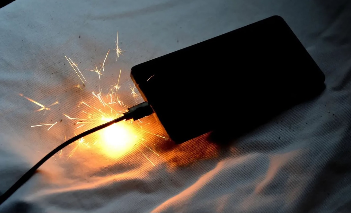 حريق مهول بسبب شاحن هاتف يعيد النقاش حول معايير السلامة