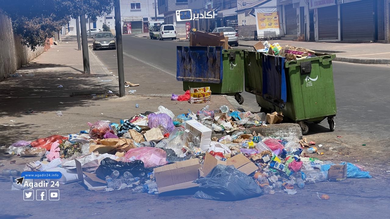 منطقة سكنية بأحد أحياء مدينة أكادير تختنق تحت وطأة الأزبال، وصرخة السكان لا تجد آذانا صاغية